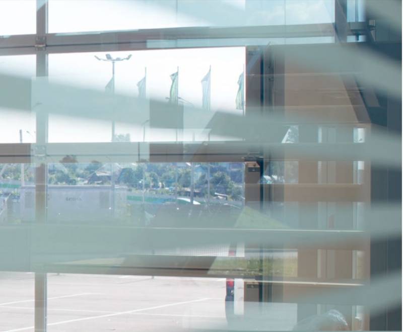 Panorama segmentna vrata, aluminijumski panel sa prozorima namenjen