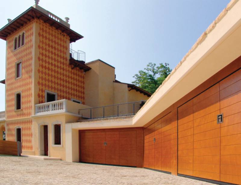 Garažna vrata sa komplet dekorativnim ramovima za uklapanje dizajna i arhitekture